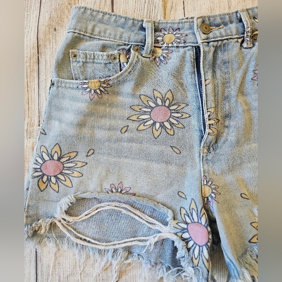 No Boundaries Juniors Size 7 Denim Raw Hem Floral Boho Hippie Shorts Hi-Rise - Picture 4 of 9